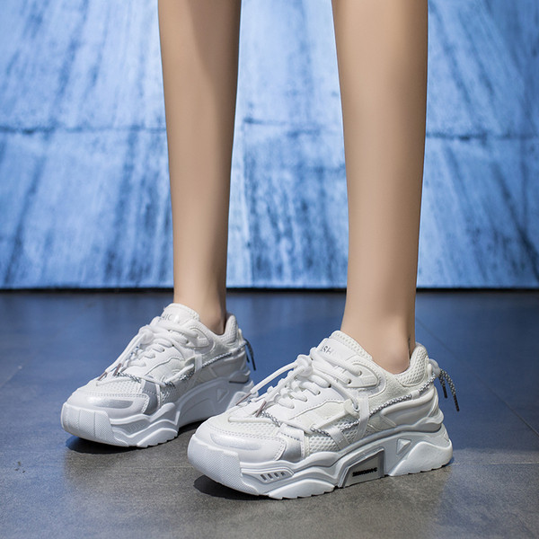 Γυναικεία αθλητιά παπούτσια με κορδόνια και τραχιά σόλα σε τρία χρώματα