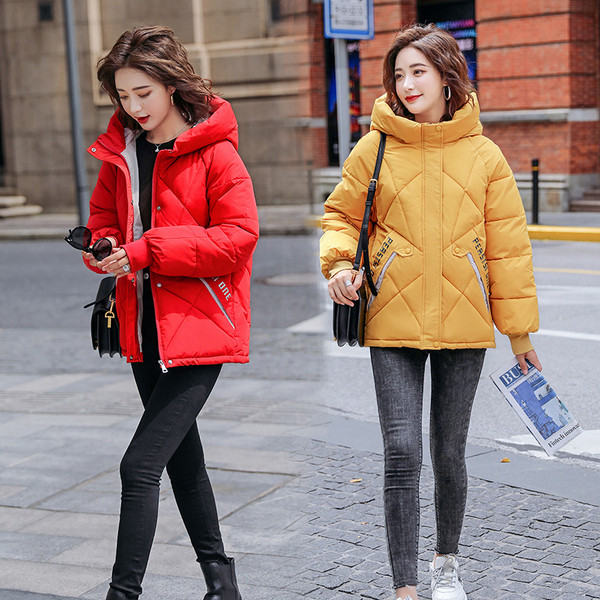 Γυναικείο μπουφάν φθινοπώρου-χειμώνα με κουκούλα: μοντέλο σε κόκκινο, κίτρινο, μπλε, μοβ, μαύρο, πράσινο