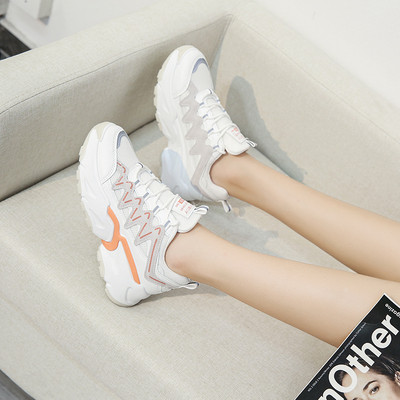 Γυναικεία αθλητικά παπούτσια με κορδόνια και τραχιά σόλα και χρωματιστό μοτίβο