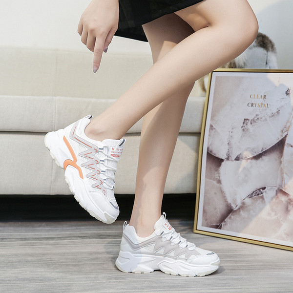 Γυναικεία αθλητικά παπούτσια με κορδόνια και τραχιά σόλα και χρωματιστό μοτίβο