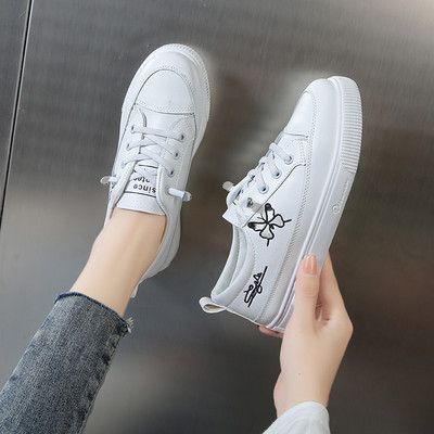 Naiste vabaaja tossud paelte ja tikandiga valged