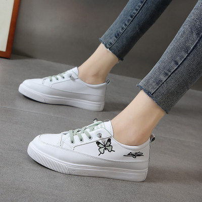 Naiste vabaaja tossud paelte ja tikandiga valged