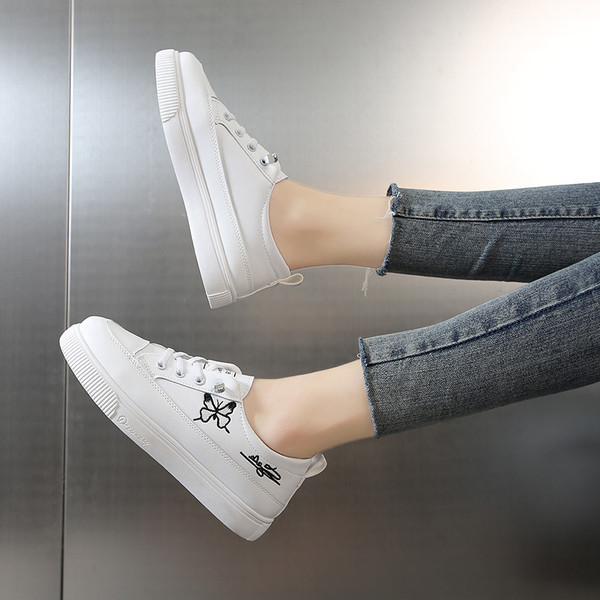 Naiste vabaaja tossud paelte ja tikandiga valged