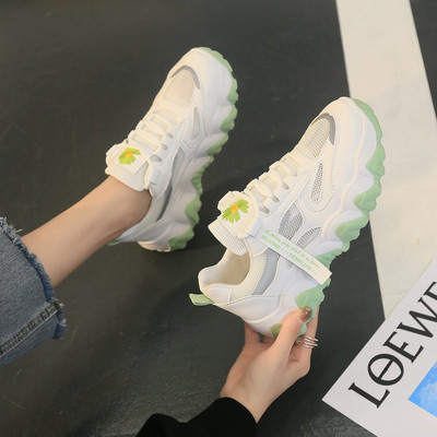 Νέο μοντέλο γυναικεία αθλητικά παπούτσια με κέντημα και τραχιά σόλα