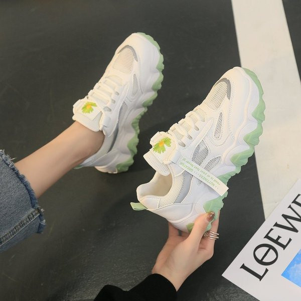 Νέο μοντέλο γυναικεία αθλητικά παπούτσια με κέντημα και τραχιά σόλα