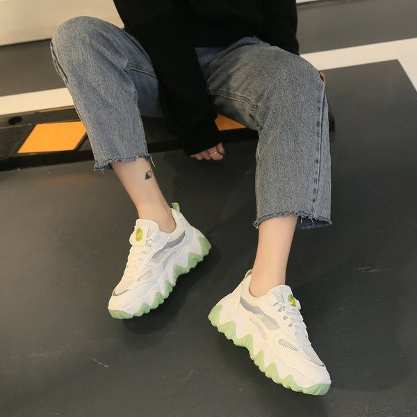 Νέο μοντέλο γυναικεία αθλητικά παπούτσια με κέντημα και τραχιά σόλα