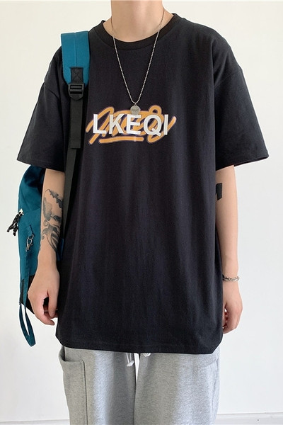 Széles, feliratos póló rövid ujjal