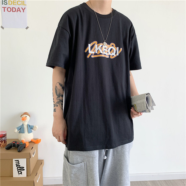 Széles, feliratos póló rövid ujjal