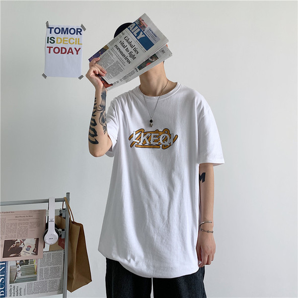 Széles, feliratos póló rövid ujjal