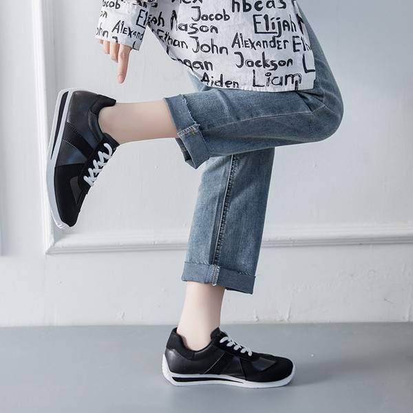 Női alkalmi tornacipő fehér és fekete színben