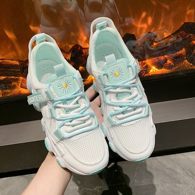 Új női tornacipő modell durva talppal és hímzéssel