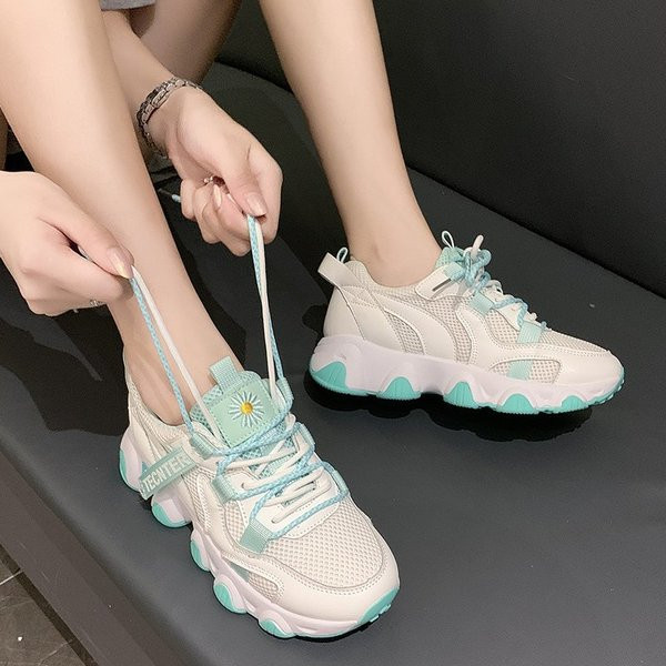 Új női tornacipő modell durva talppal és hímzéssel