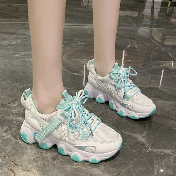 Új női tornacipő modell durva talppal és hímzéssel