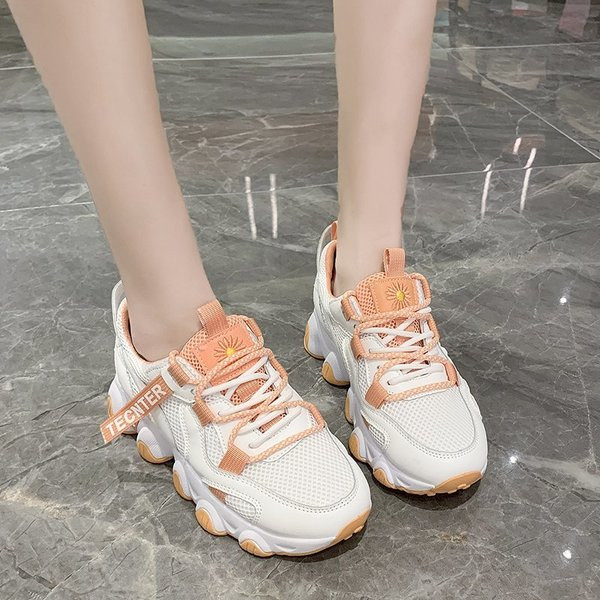 Új női tornacipő modell durva talppal és hímzéssel