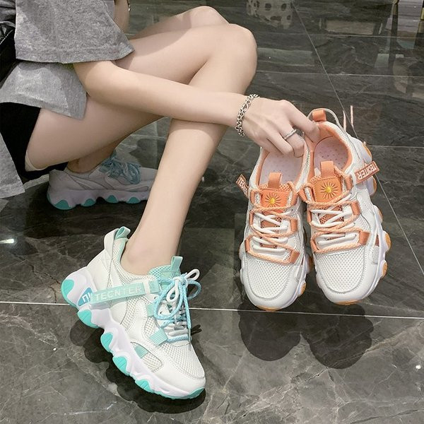 Új női tornacipő modell durva talppal és hímzéssel