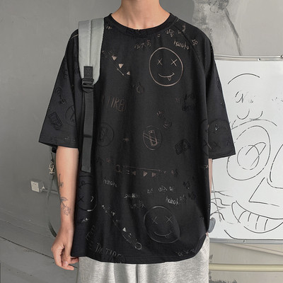 Modern férfi, széles ujjú póló rövid ujjal és ovális nyakkivágással