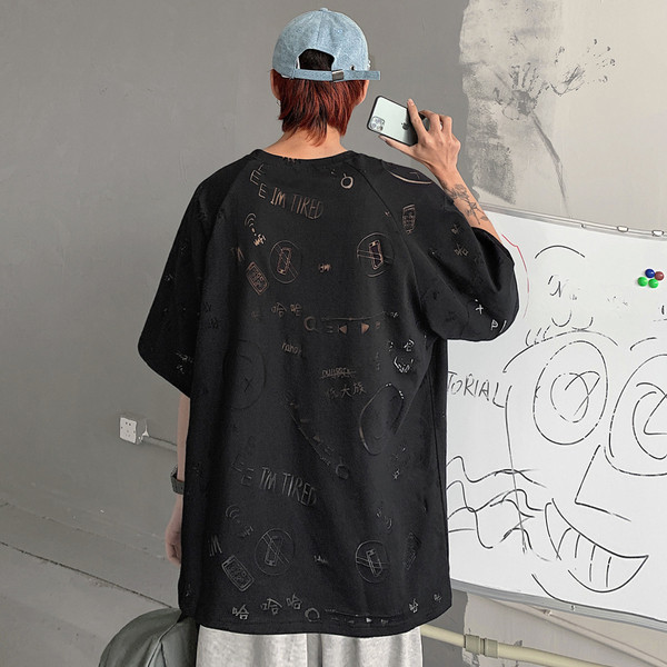 Modern férfi, széles ujjú póló rövid ujjal és ovális nyakkivágással