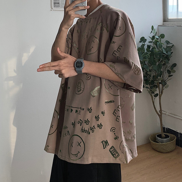 Modern férfi, széles ujjú póló rövid ujjal és ovális nyakkivágással