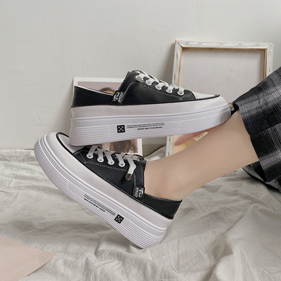 Casual γυναικεία αθλητικά παπούτσια σε λευκό και μαύρο με κορδόνια