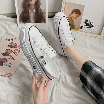 Casual γυναικεία αθλητικά παπούτσια σε λευκό και μαύρο με κορδόνια