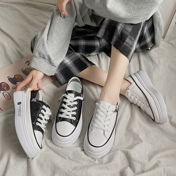 Casual γυναικεία αθλητικά παπούτσια σε λευκό και μαύρο με κορδόνια