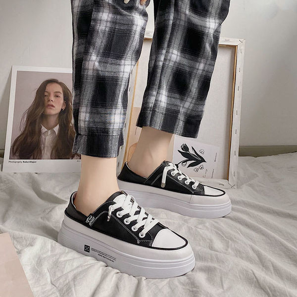 Casual γυναικεία αθλητικά παπούτσια σε λευκό και μαύρο με κορδόνια