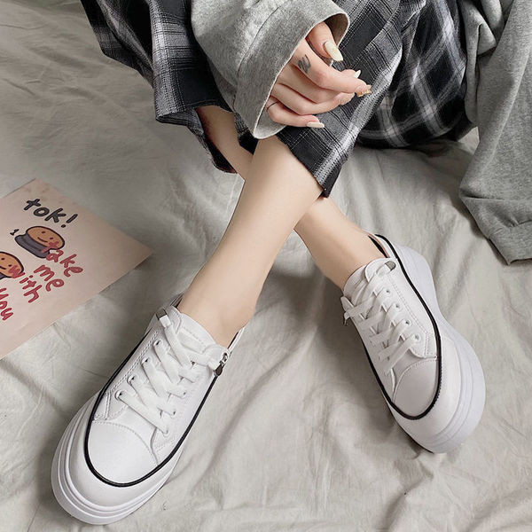 Casual γυναικεία αθλητικά παπούτσια σε λευκό και μαύρο με κορδόνια