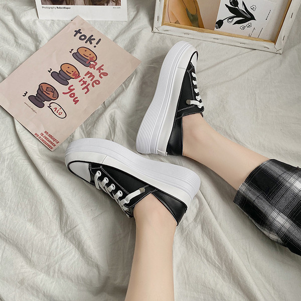 Casual γυναικεία αθλητικά παπούτσια σε λευκό και μαύρο με κορδόνια