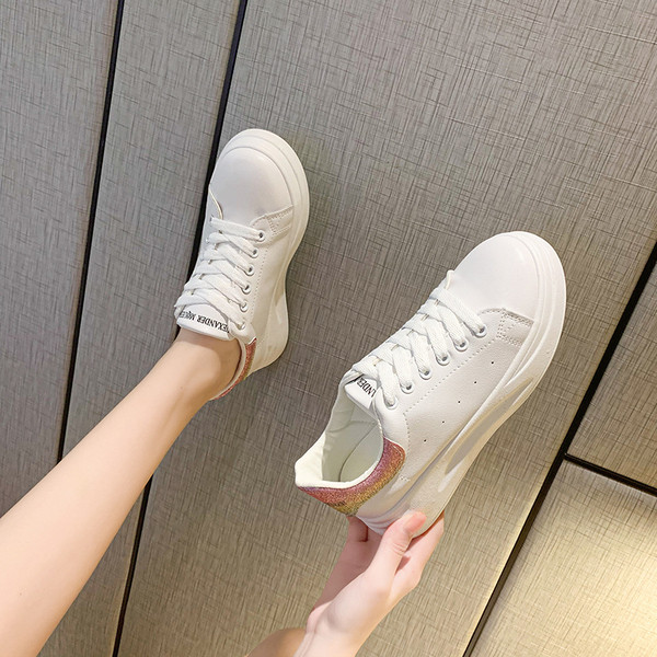 Μοντέρνα γυναικεία αθλητικά παπούτσια κατασκευασμένα από έκο δέρμα με κορδόνια