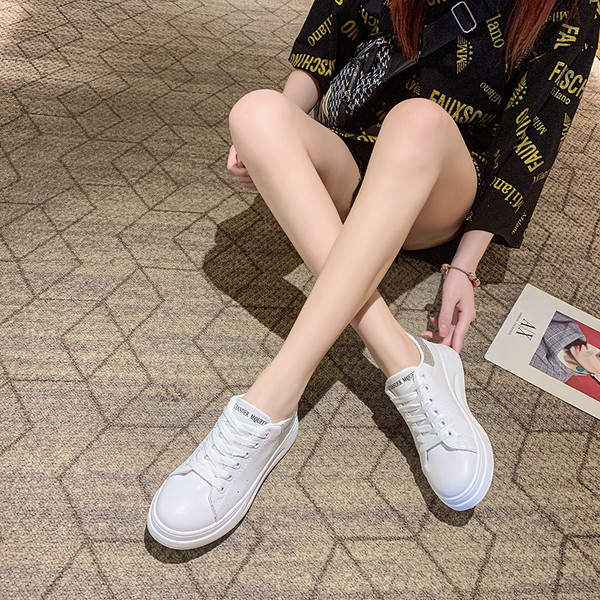 Μοντέρνα γυναικεία αθλητικά παπούτσια κατασκευασμένα από έκο δέρμα με κορδόνια