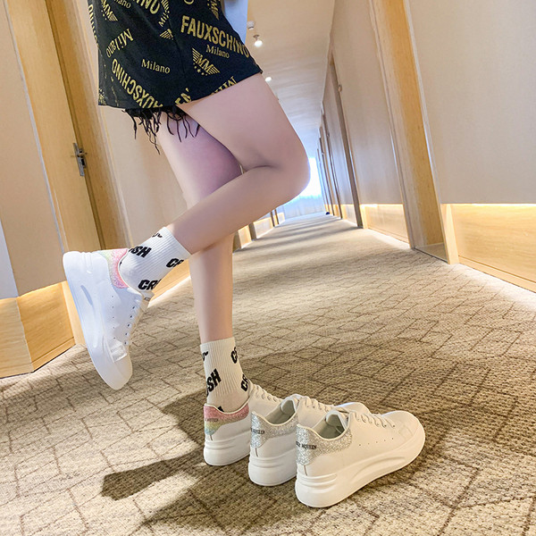 Μοντέρνα γυναικεία αθλητικά παπούτσια κατασκευασμένα από έκο δέρμα με κορδόνια