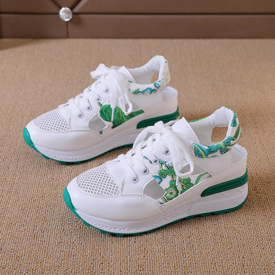 Női tornacipők új modellje, eko bőrből készült vágott részekkel