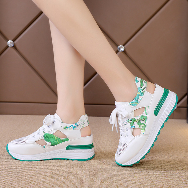 Női tornacipők új modellje, eko bőrből készült vágott részekkel