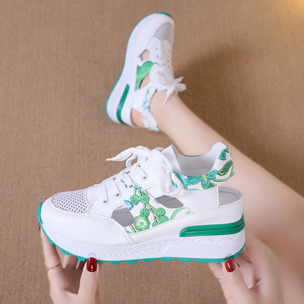 Női tornacipők új modellje, eko bőrből készült vágott részekkel