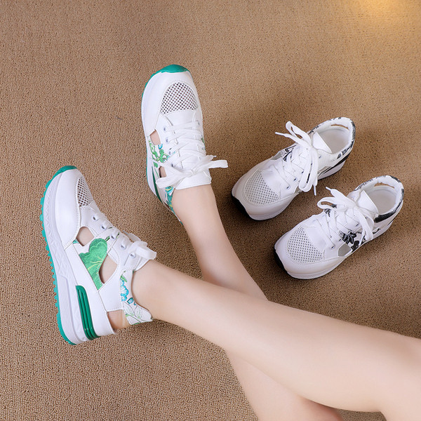 Női tornacipők új modellje, eko bőrből készült vágott részekkel