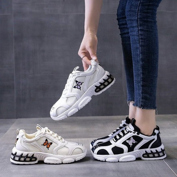 Modern női tornacipő pillangó elemmel