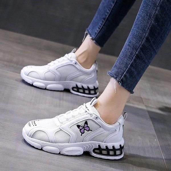 Modern női tornacipő pillangó elemmel