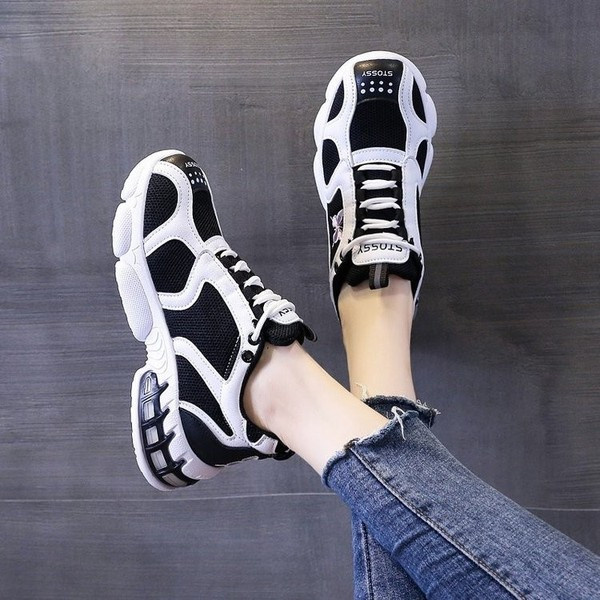 Modern női tornacipő pillangó elemmel