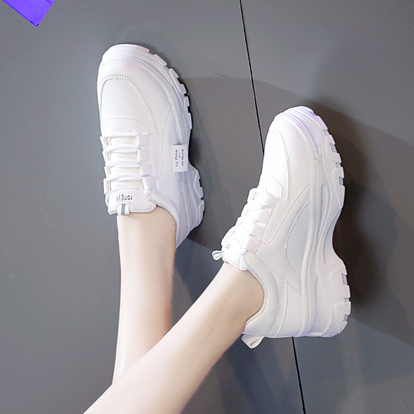 Alkalmi női tornacipő fűzővel és magas talppal