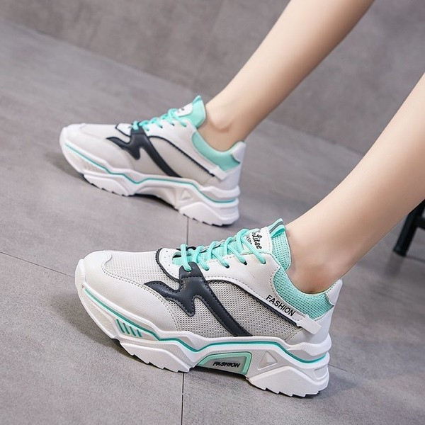 Σύγχρονα γυναικεία αθλητικά παπούτσια με ψηλή σόλα