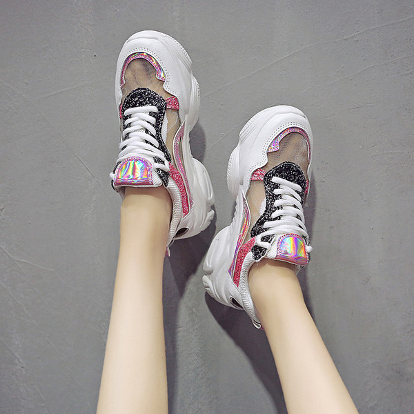 Νέο μοντέλο γυναικεία αθλητικά παπούτσια με γυαλιστερά στοιχεία και τραχιά σόλα