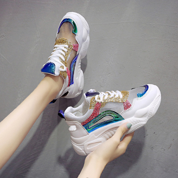 Νέο μοντέλο γυναικεία αθλητικά παπούτσια με γυαλιστερά στοιχεία και τραχιά σόλα