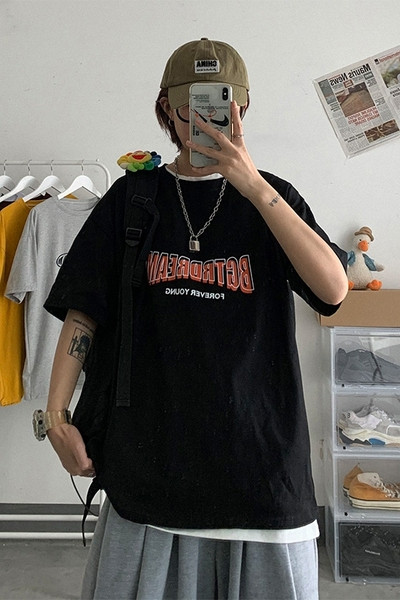 Lai tekstide ja lühikeste varrukatega T-särk