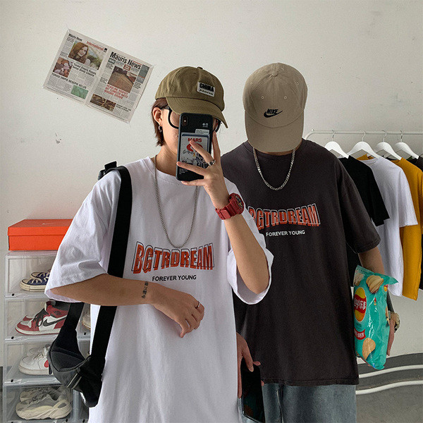 Lai tekstide ja lühikeste varrukatega T-särk