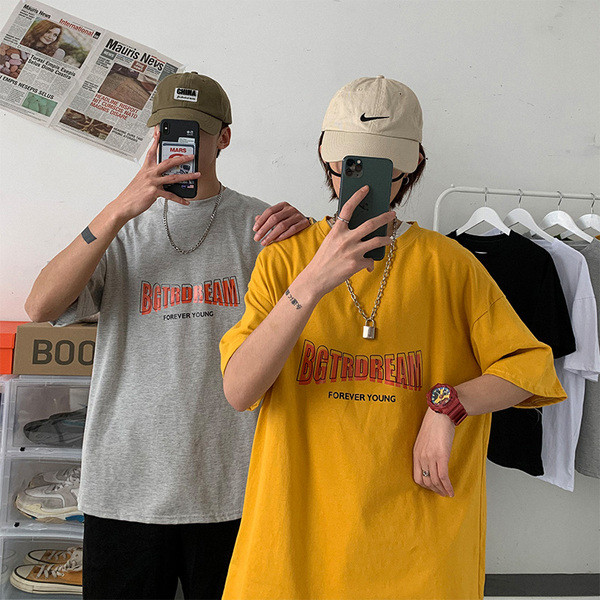 Lai tekstide ja lühikeste varrukatega T-särk