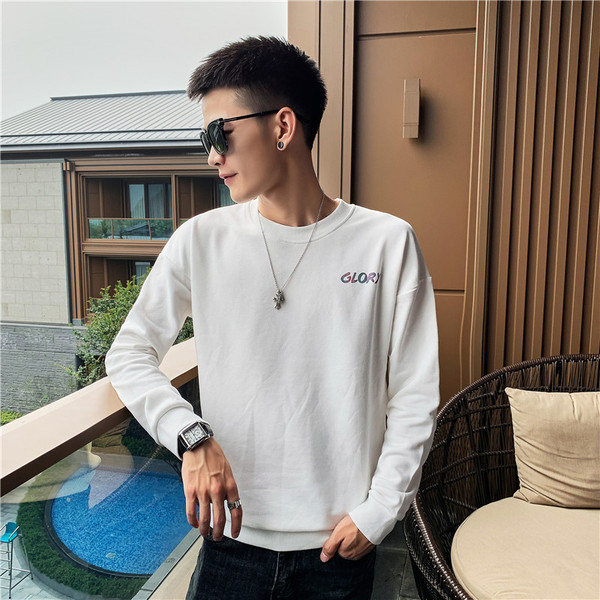 Moodne meeste pluus ovaalse kaelusega ja pikkade varrukatega