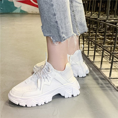 Γυναικεία μοντέρνα αθλητικά παπούτσια με τραχιά σόλα