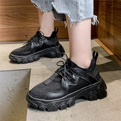 Γυναικεία μοντέρνα αθλητικά παπούτσια με τραχιά σόλα