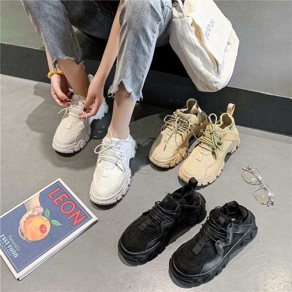 Γυναικεία μοντέρνα αθλητικά παπούτσια με τραχιά σόλα