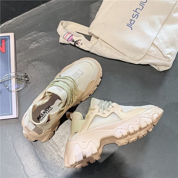 Γυναικεία μοντέρνα αθλητικά παπούτσια με τραχιά σόλα